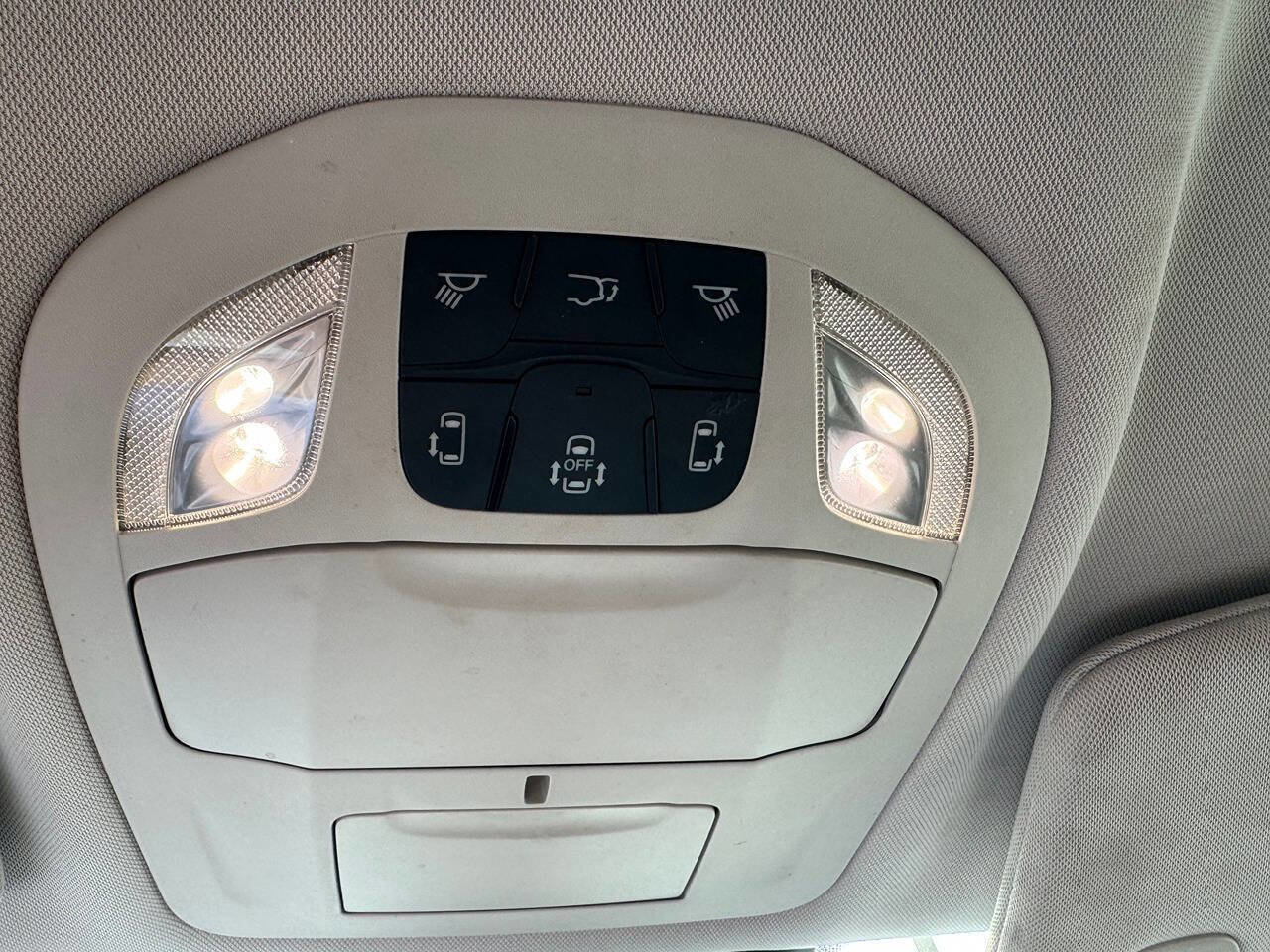 Used 2018 Chrysler Pacifica Touring-L FWD image 15