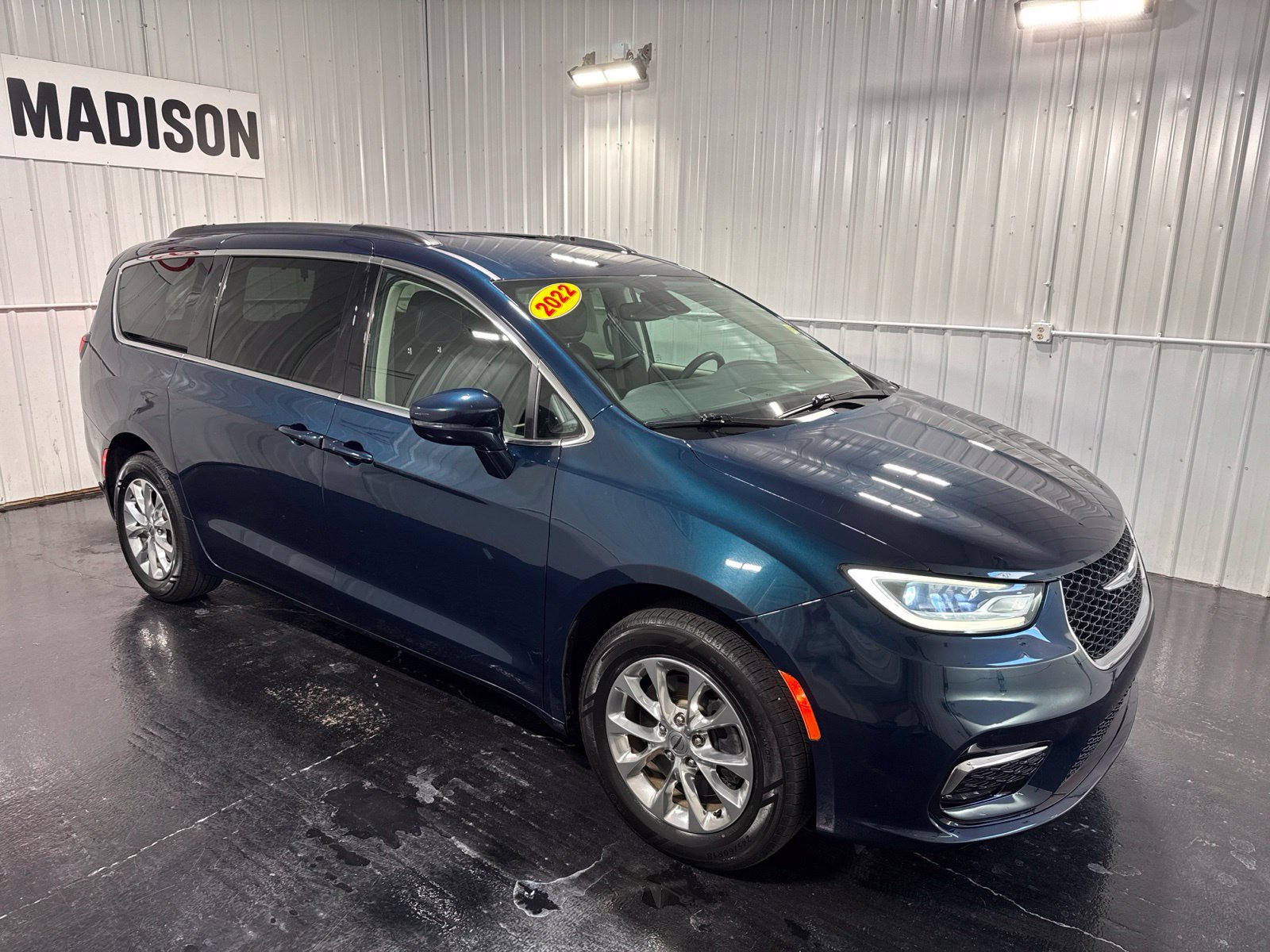 Used 2022 Chrysler Pacifica Touring-L AWD/4WD image 6