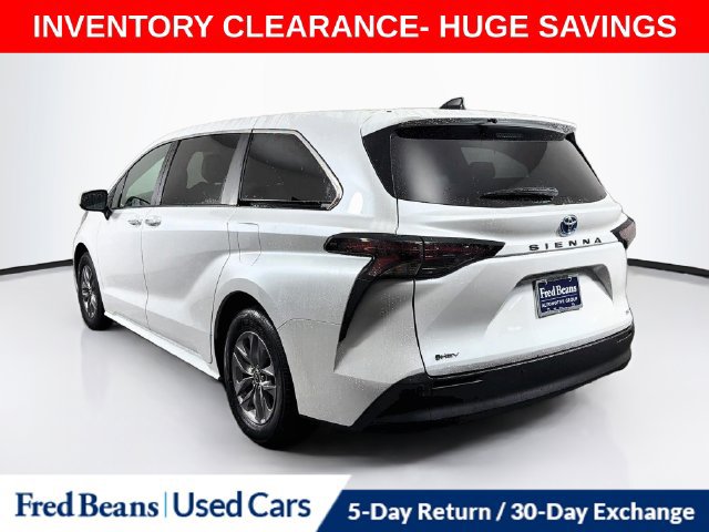 Used 2025 Toyota Sienna XLE FWD image 7