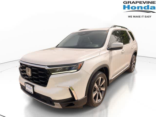 Used 2025 Honda Pilot Touring image 1