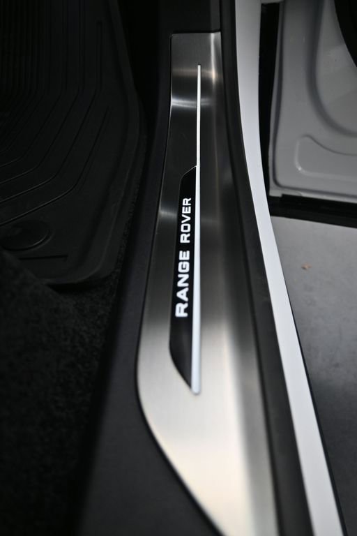 New 2025 Land Rover Range Rover SE AWD/4WD image 12