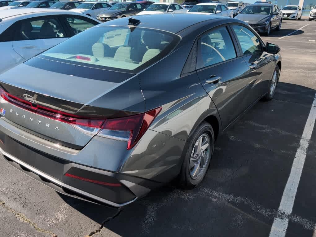 New 2026 Hyundai Elantra SE FWD image 13
