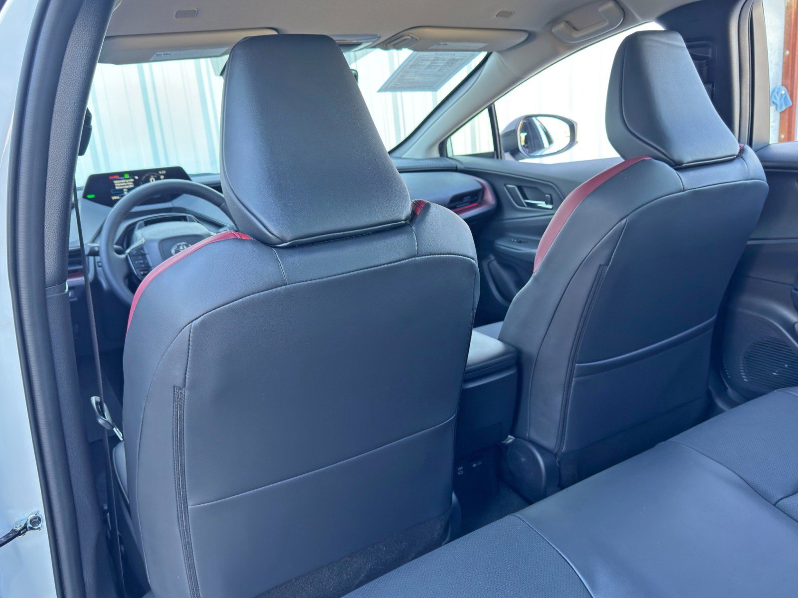 Used 2025 Toyota Prius Plug-In Hybrid XSE FWD image 32