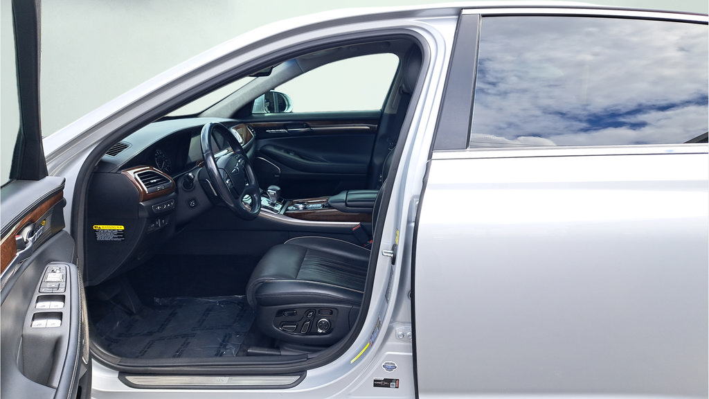 Used 2019 Genesis G90 3.3T Premium RWD image 10