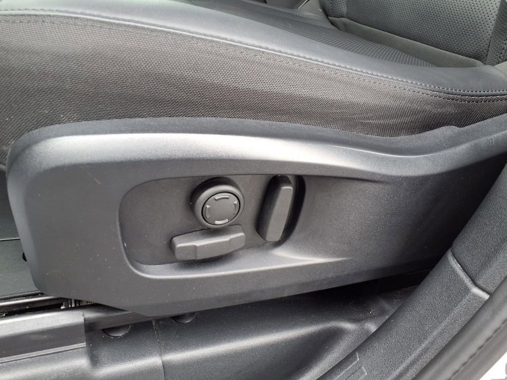 Used 2025 Land Rover Defender 110 S image 23