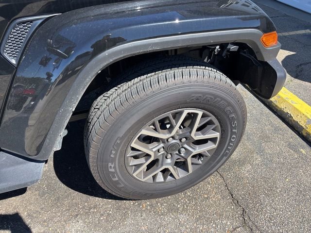 Used 2025 Jeep Wrangler Sahara image 7