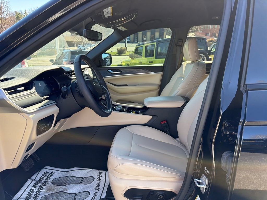 Used 2023 Jeep Grand Cherokee Limited image 17