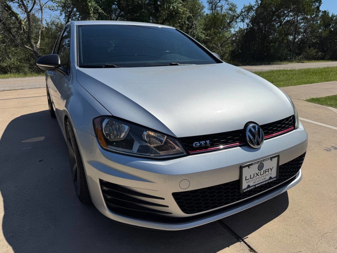 Used 2016 Volkswagen Golf 4-Door FWD image 2