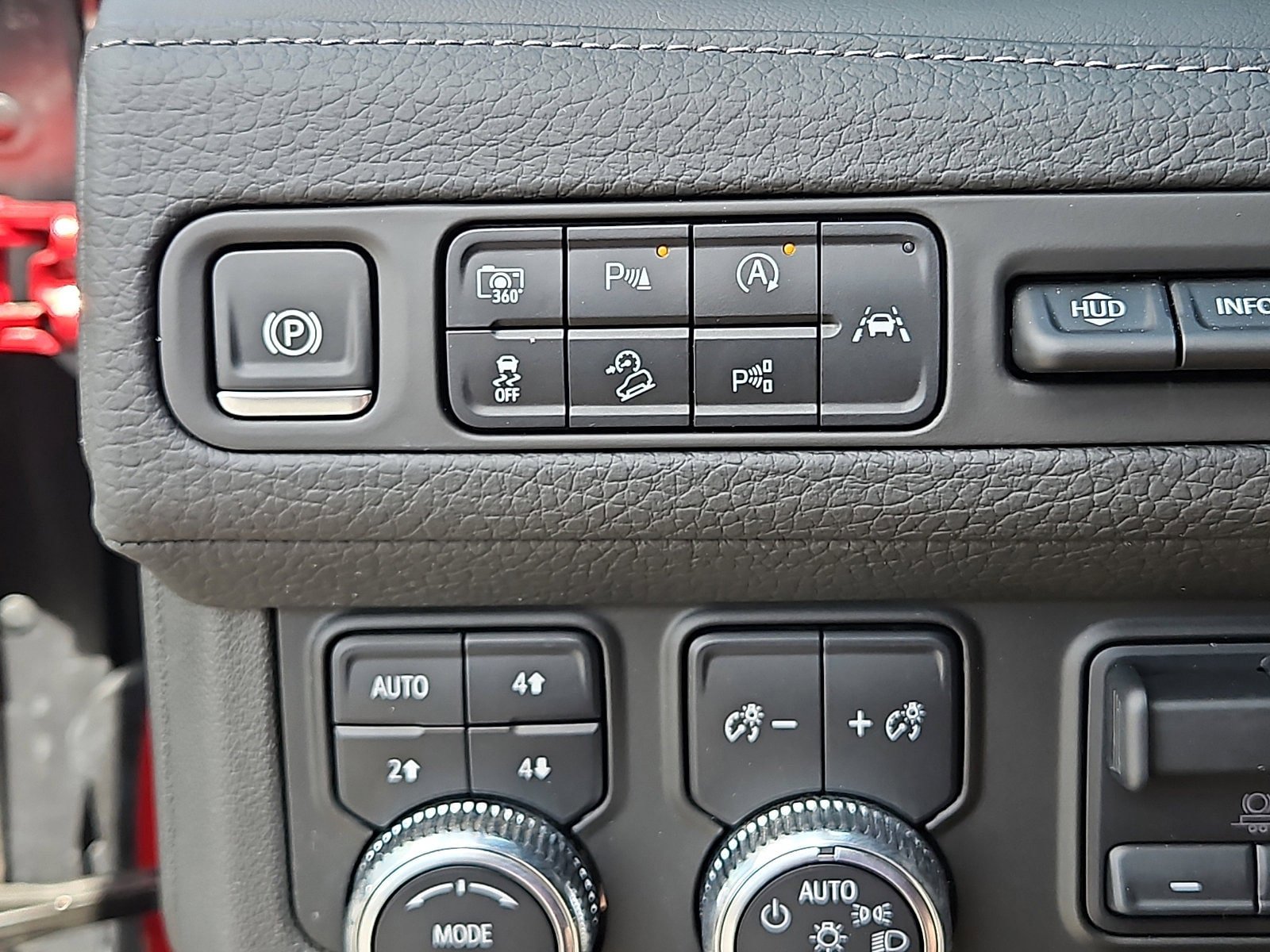 Used 2024 GMC Yukon Denali w/ Advanced Technology Package AWD/4WD image 18