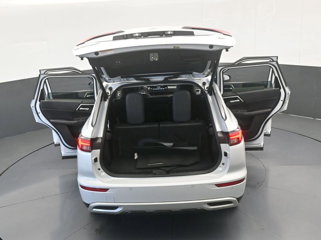 Used 2023 Mitsubishi Outlander SE image 76