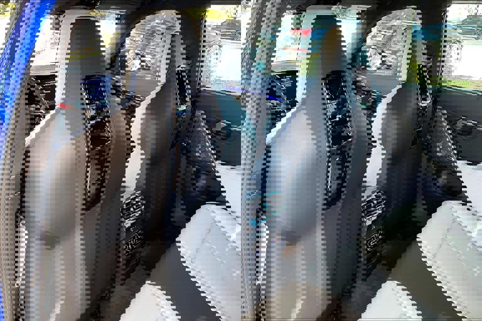 Used 2025 BMW M5 w/ Carbon Package image 36