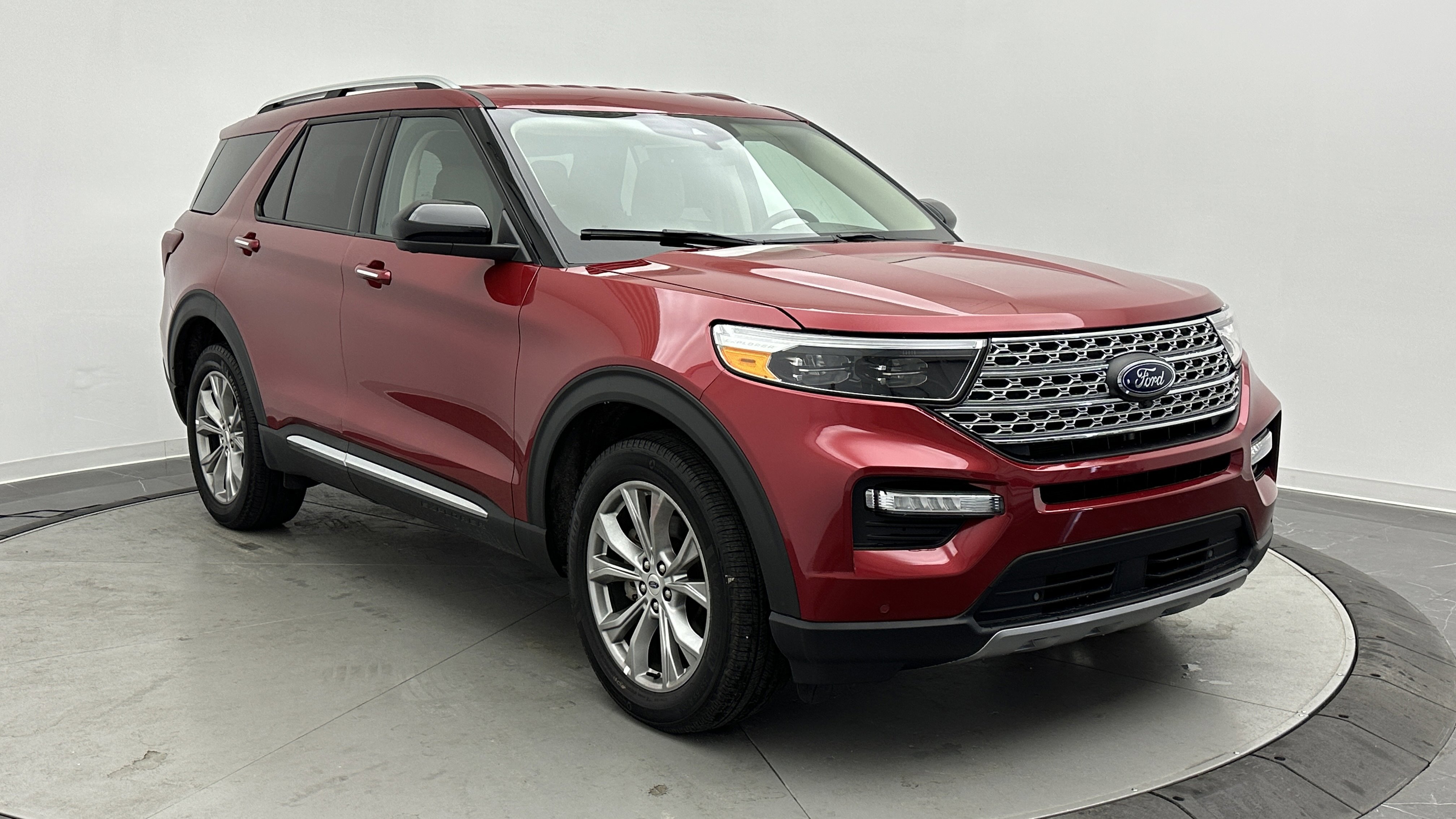 Used 2023 Ford Explorer Limited image 3