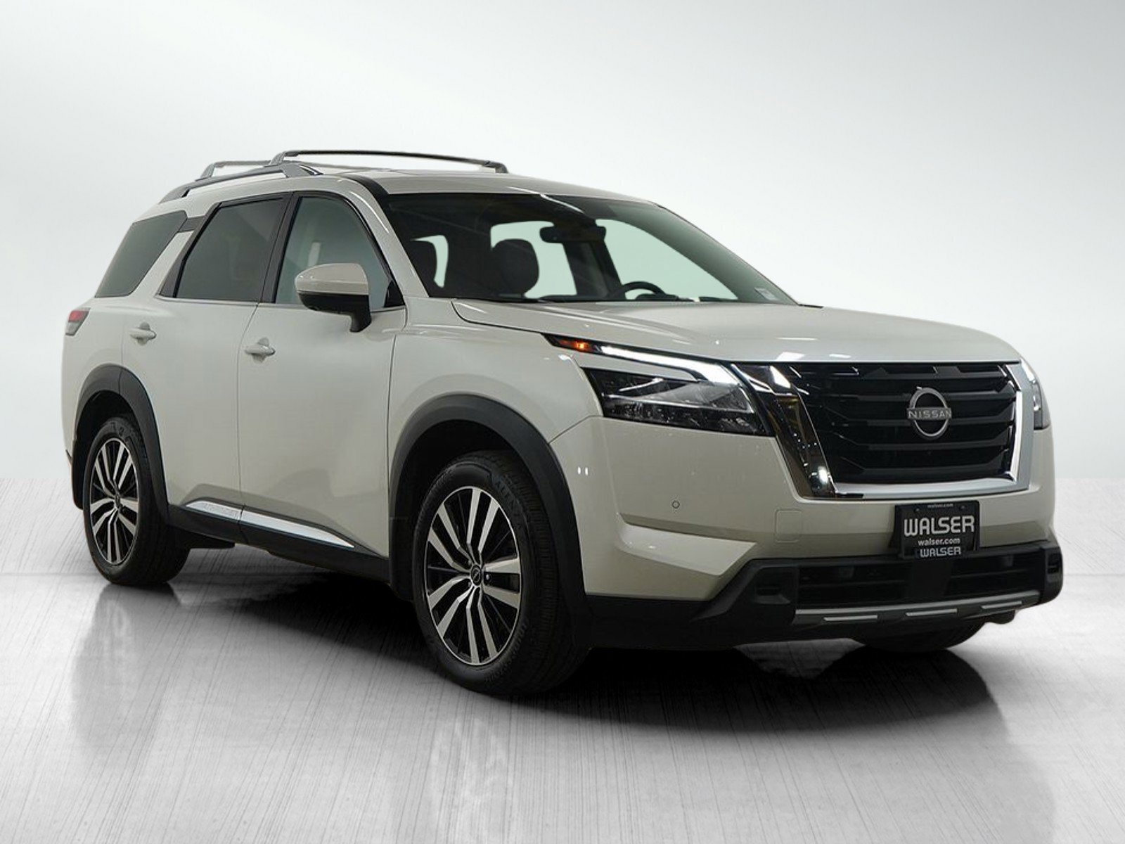 Used 2024 Nissan Pathfinder Platinum image 9