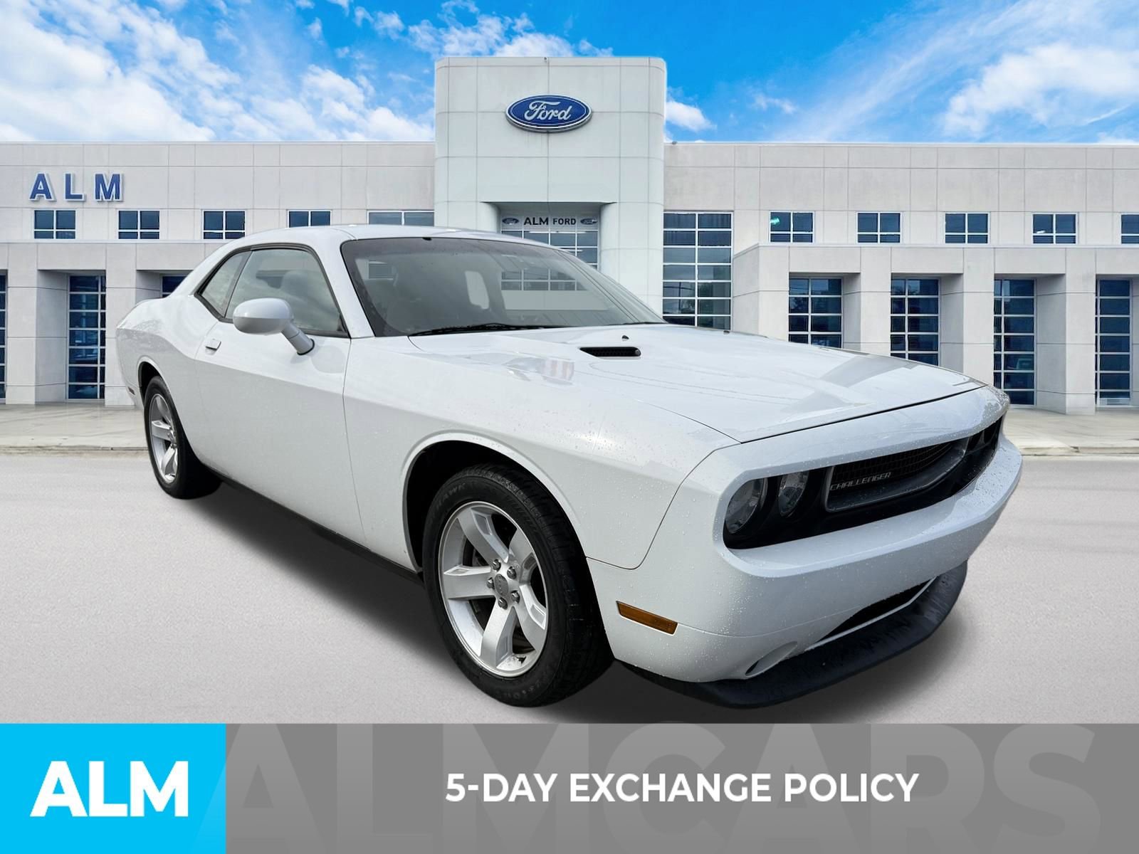 Used 2013 Dodge Challenger SXT RWD image 3
