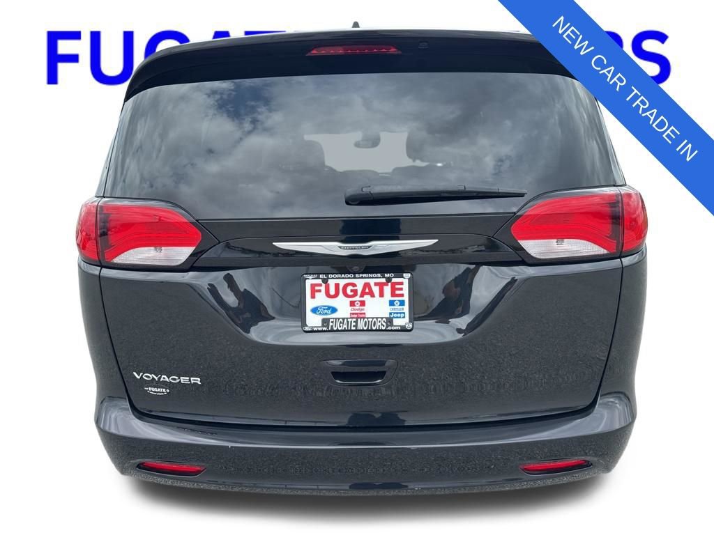 Used 2023 Chrysler Voyager LX image 4