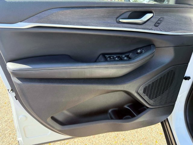 Used 2023 Jeep Grand Cherokee L Limited AWD/4WD image 17