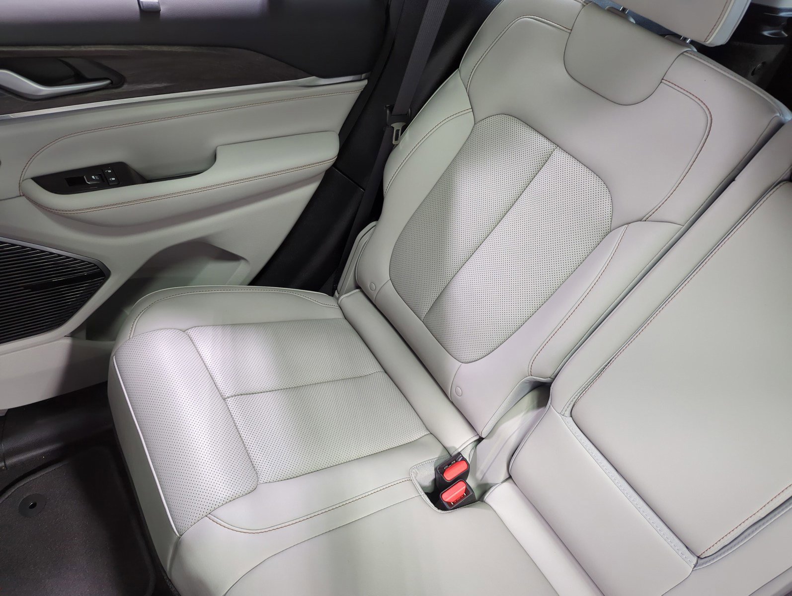 Used 2022 Jeep Grand Cherokee Overland w/ Advanced Protech Group III image 12