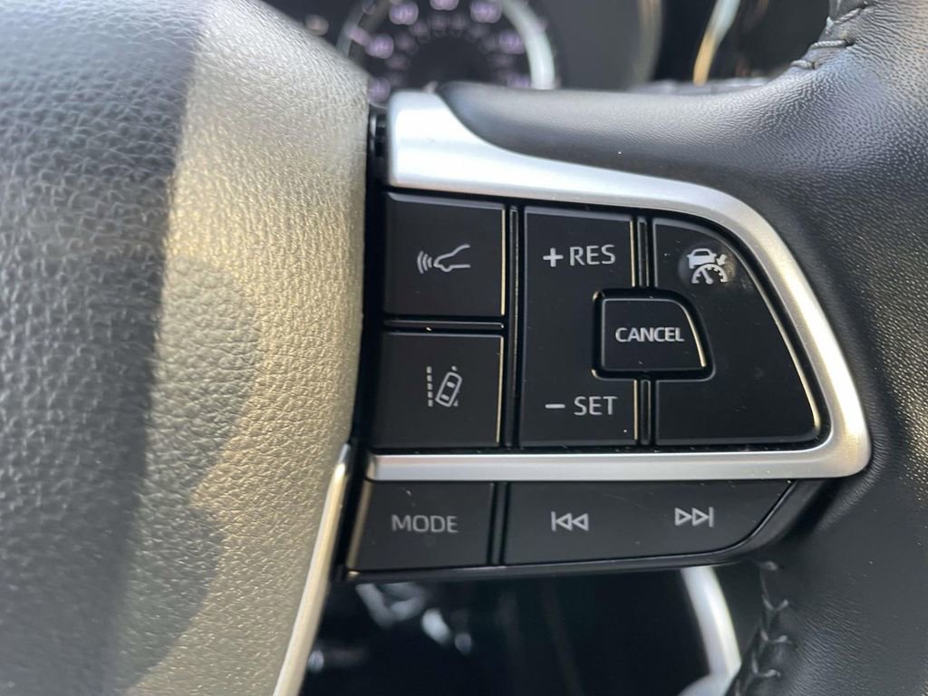 Used 2024 Toyota Highlander LE image 32