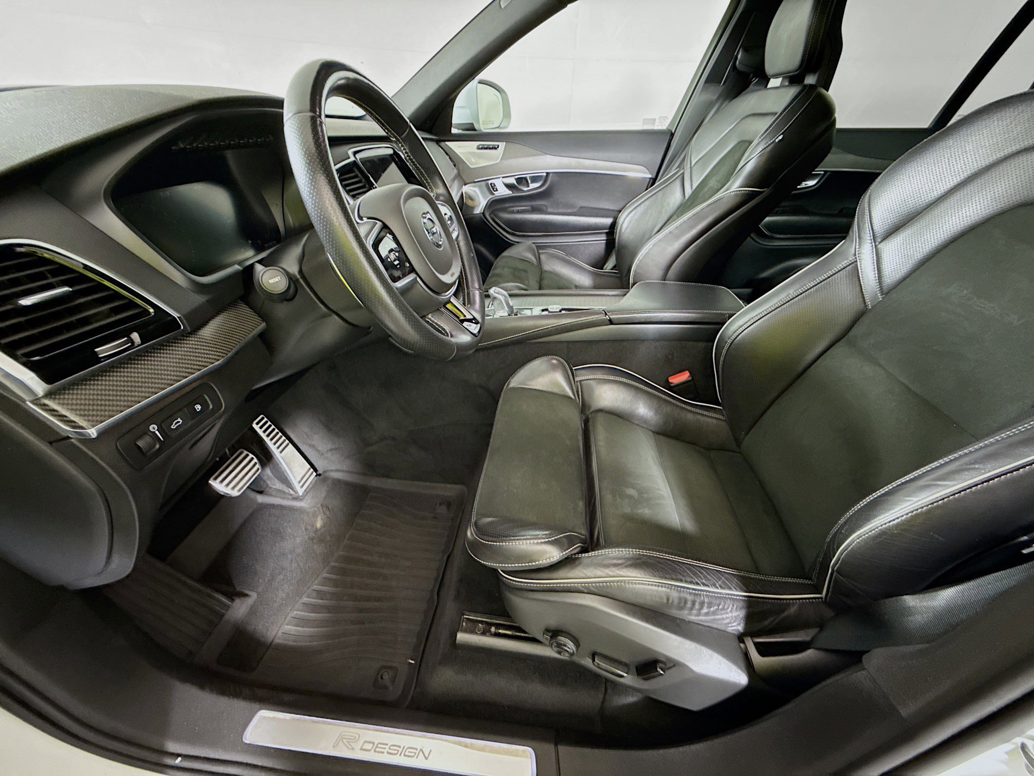 Used 2017 Volvo XC90 T8 R-Design w/ Vision Package image 11