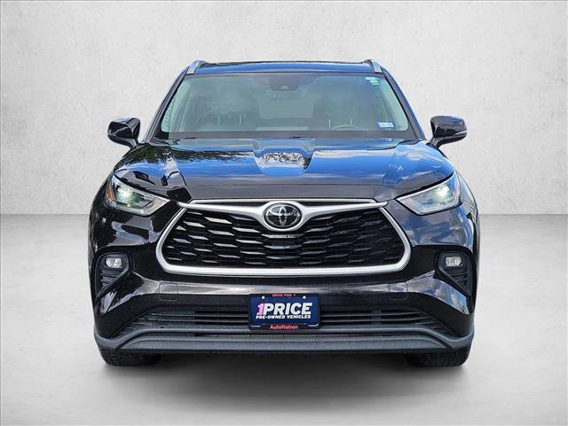 Used 2021 Toyota Highlander XLE FWD image 2