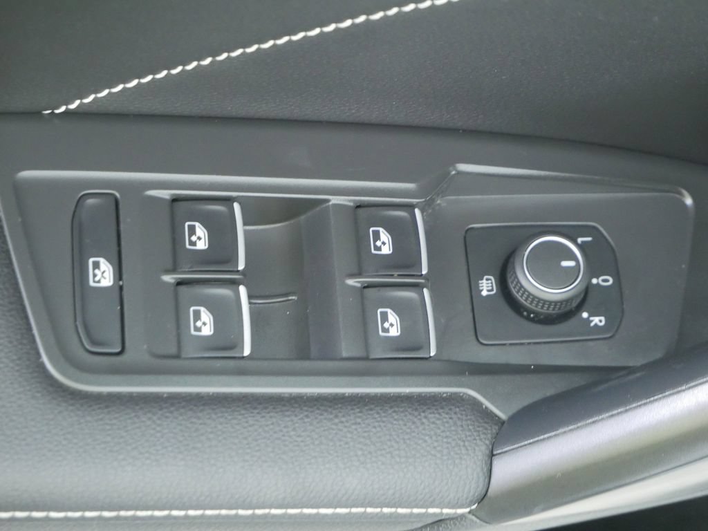 Used 2023 Volkswagen Tiguan SE w/ Panoramic Sunroof Package AWD/4WD image 21