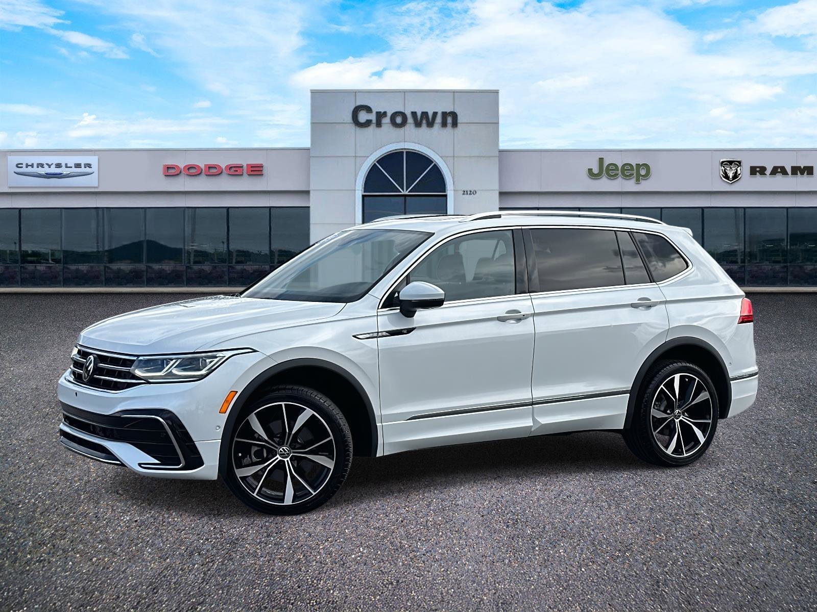 Used 2023 Volkswagen Tiguan SEL R-Line image 1