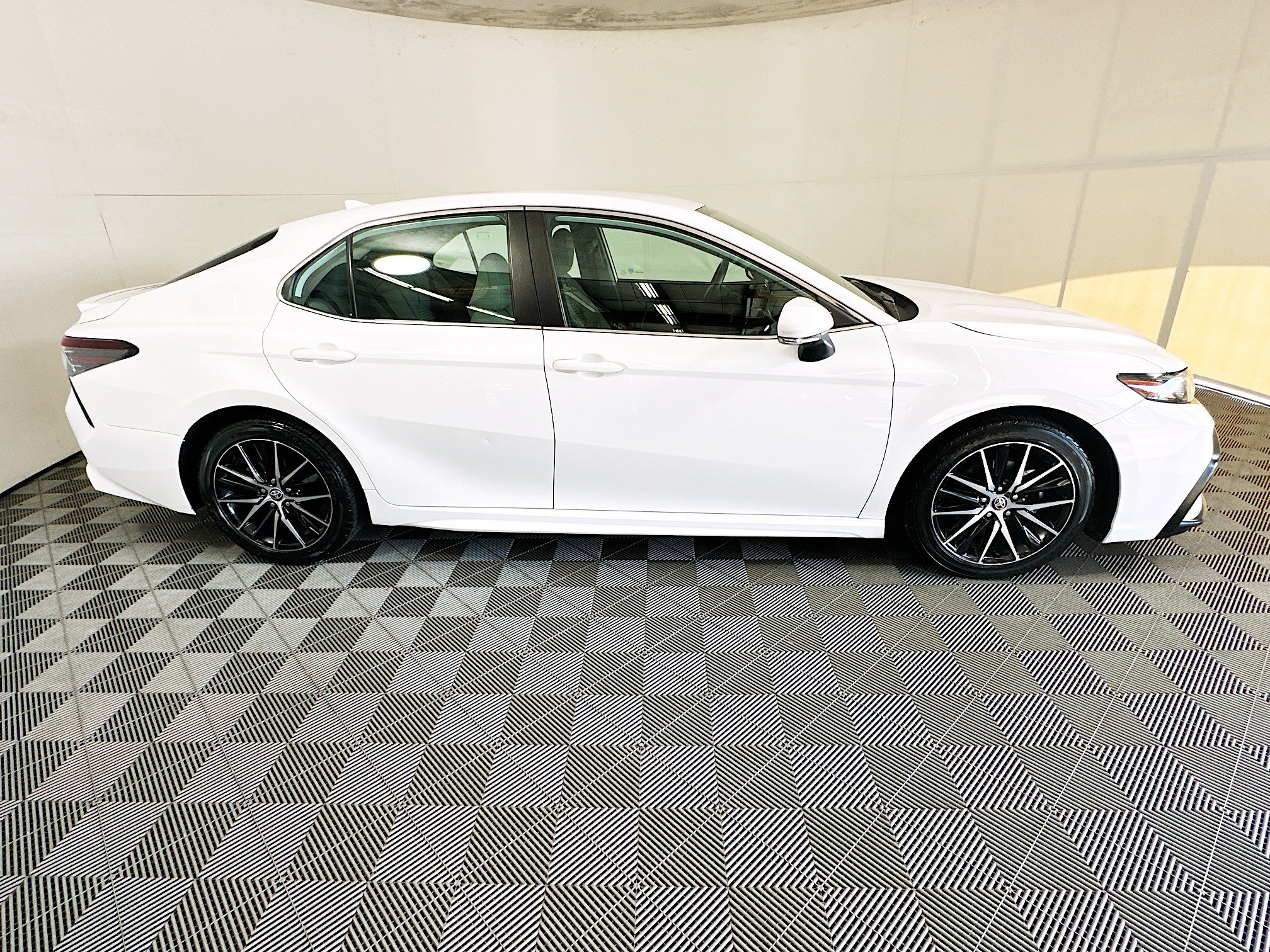 Used 2023 Toyota Camry SE FWD image 2
