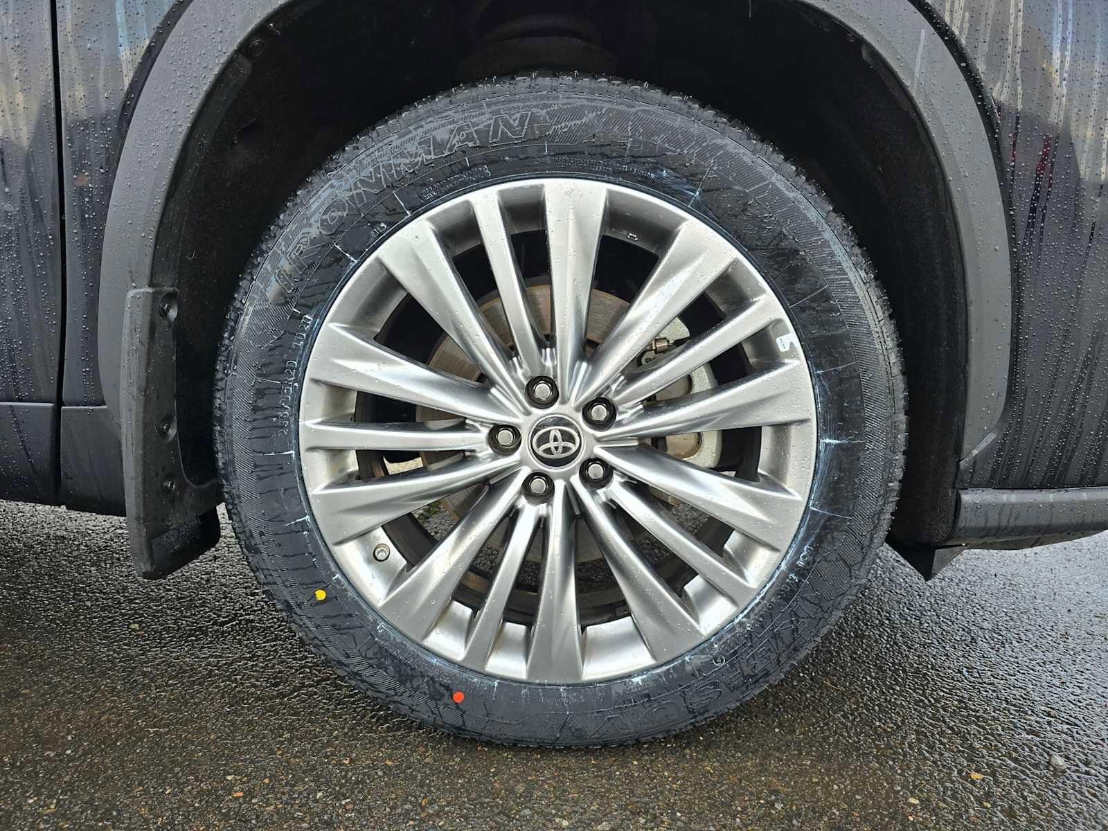 Used 2024 Toyota Highlander Platinum image 9