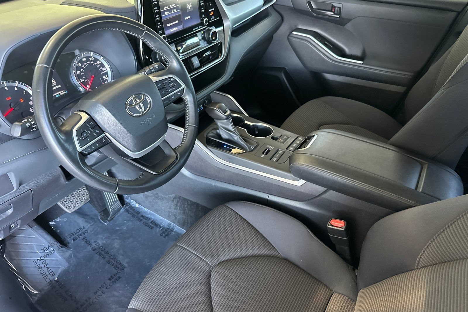 Used 2022 Toyota Highlander LE AWD/4WD image 11