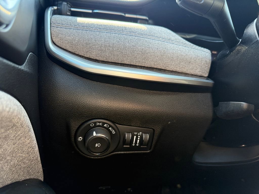 Used 2025 Jeep Compass Latitude image 22