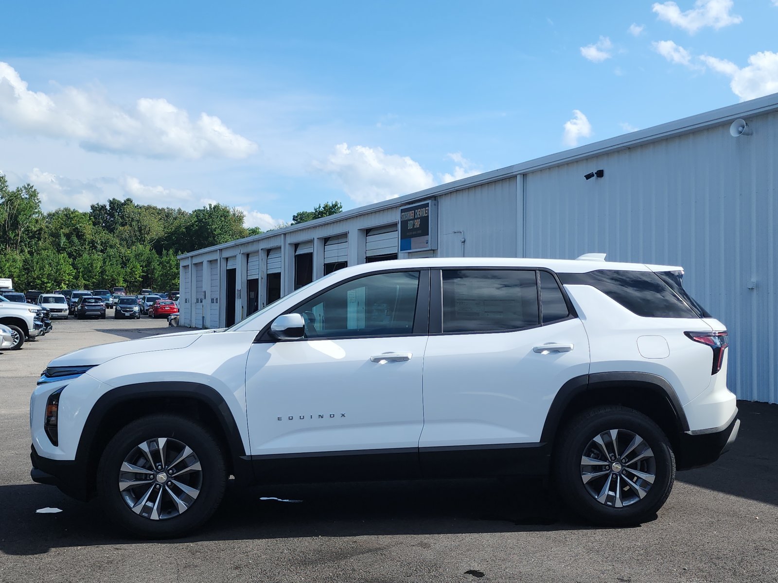 New 2027 Chevrolet Equinox LT w/ Convenience Package II FWD image 2