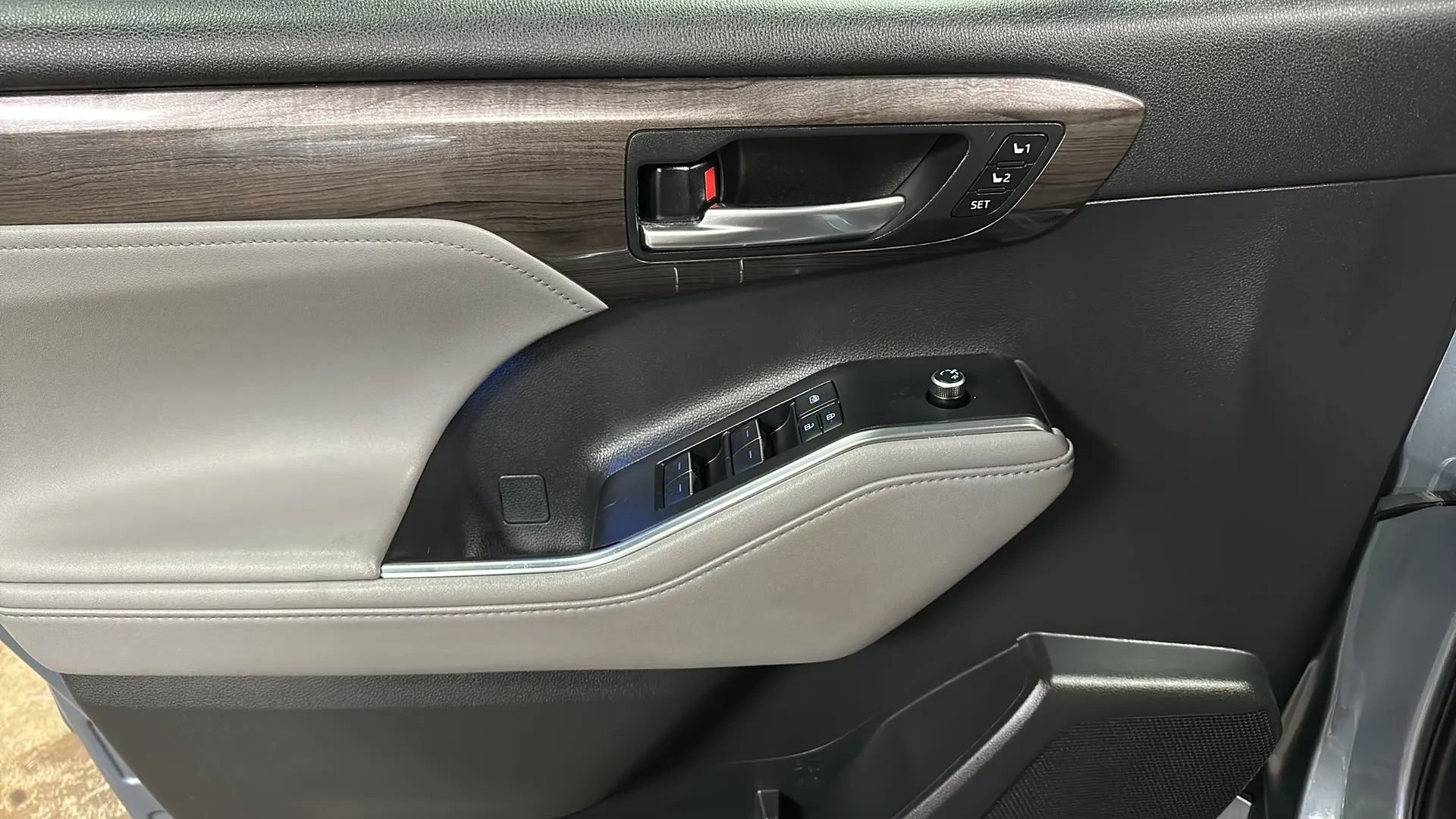 Used 2021 Toyota Highlander Limited image 10