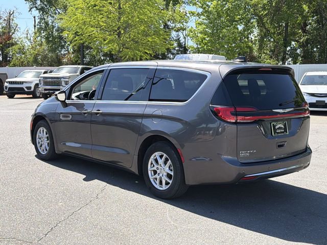 Used 2023 Chrysler Pacifica Touring-L FWD image 11