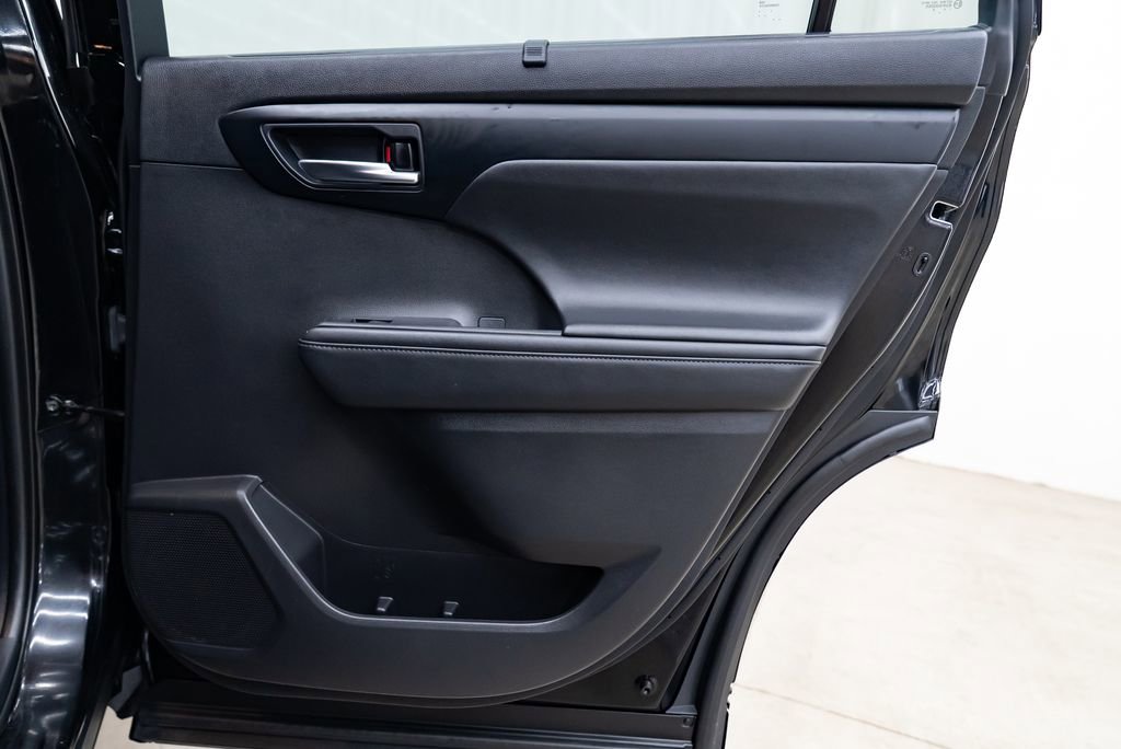 Used 2021 Toyota Highlander XLE image 23