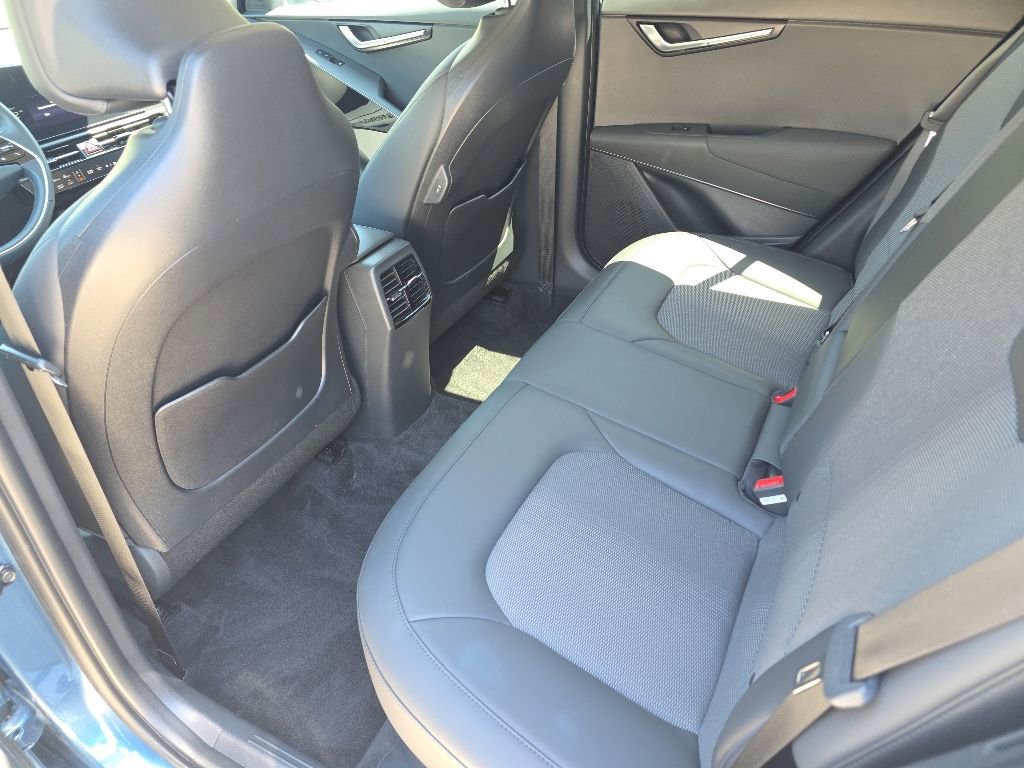 Used 2025 Kia Niro EX FWD image 13