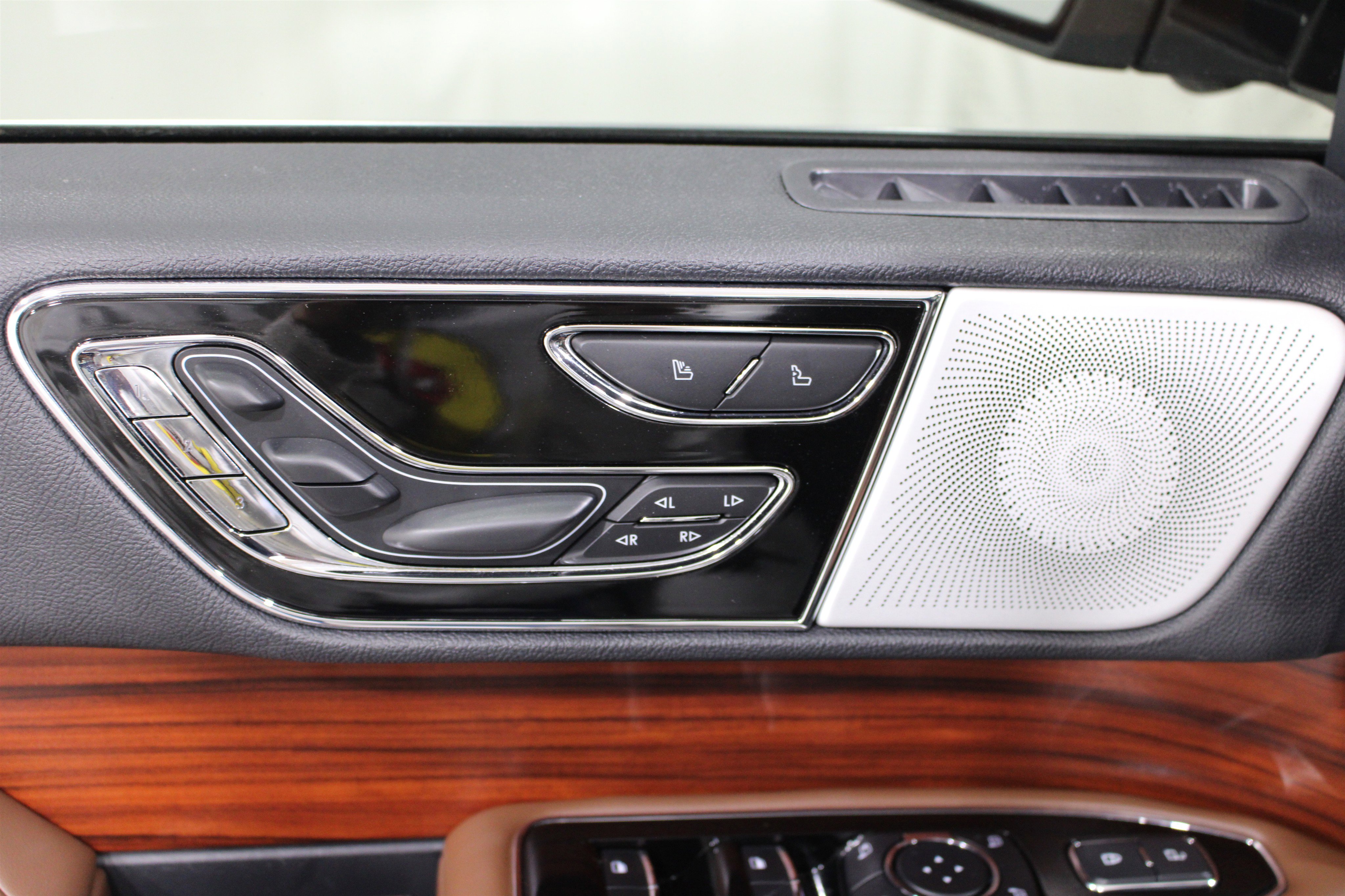 Used 2024 Lincoln Navigator Reserve AWD/4WD image 7