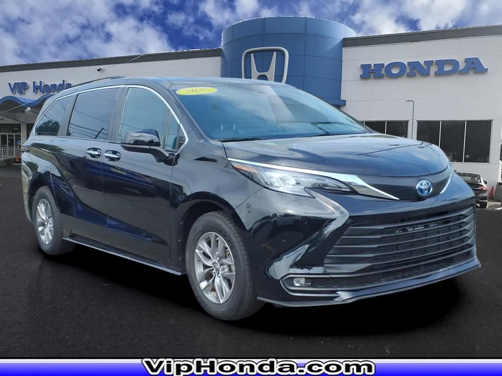 Used 2025 Toyota Sienna XLE FWD image 1