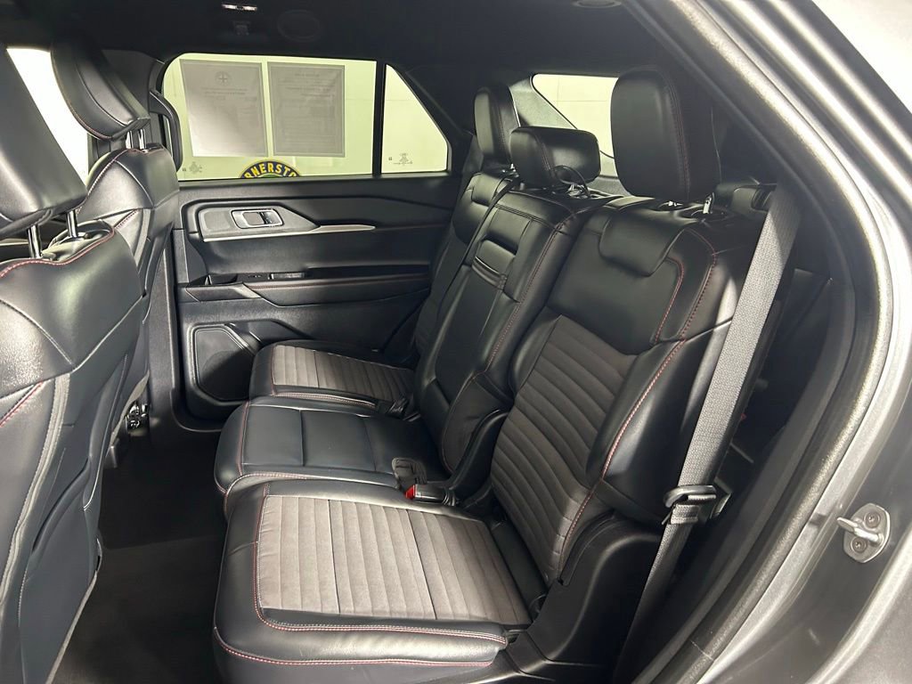 Used 2025 Ford Explorer ST-Line w/ ST-Line Street Pack AWD/4WD image 16