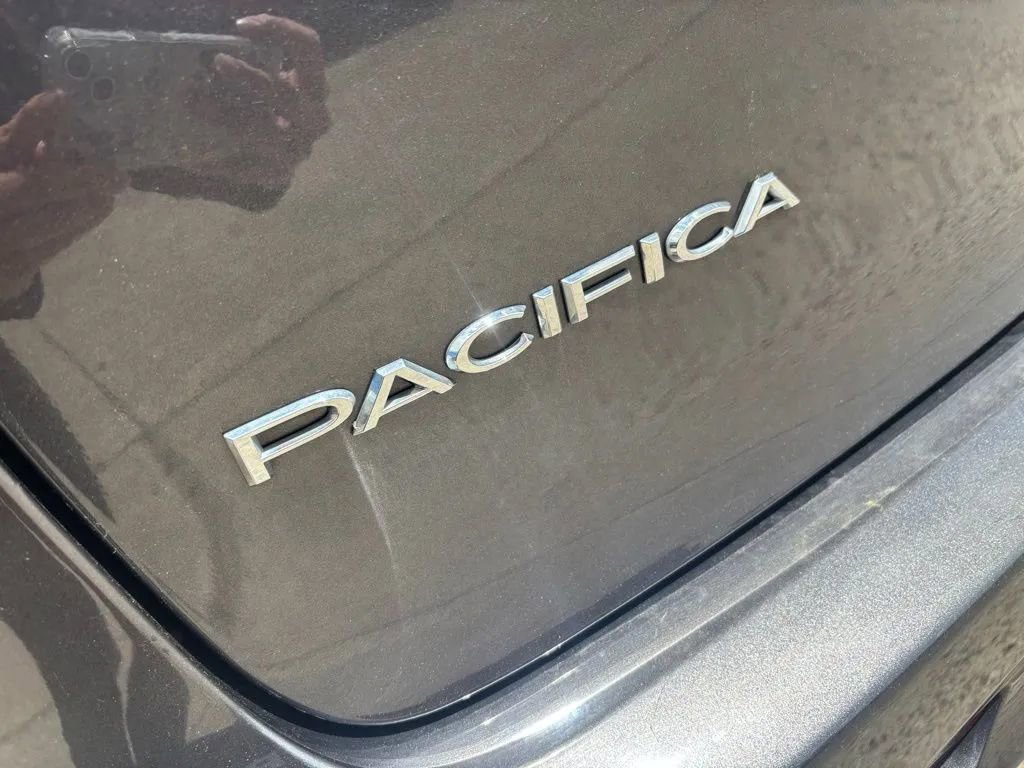 Used 2017 Chrysler Pacifica Touring w/ Tire & Wheel Group FWD image 9