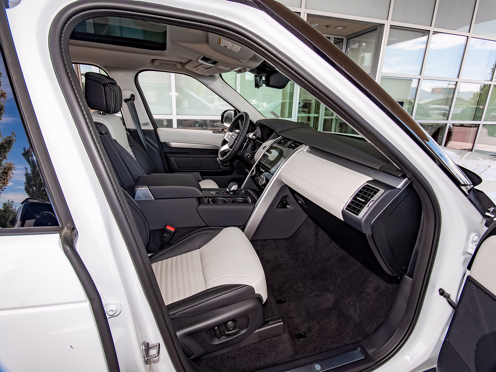New 2026 Land Rover Discovery Limited Edition AWD/4WD image 41