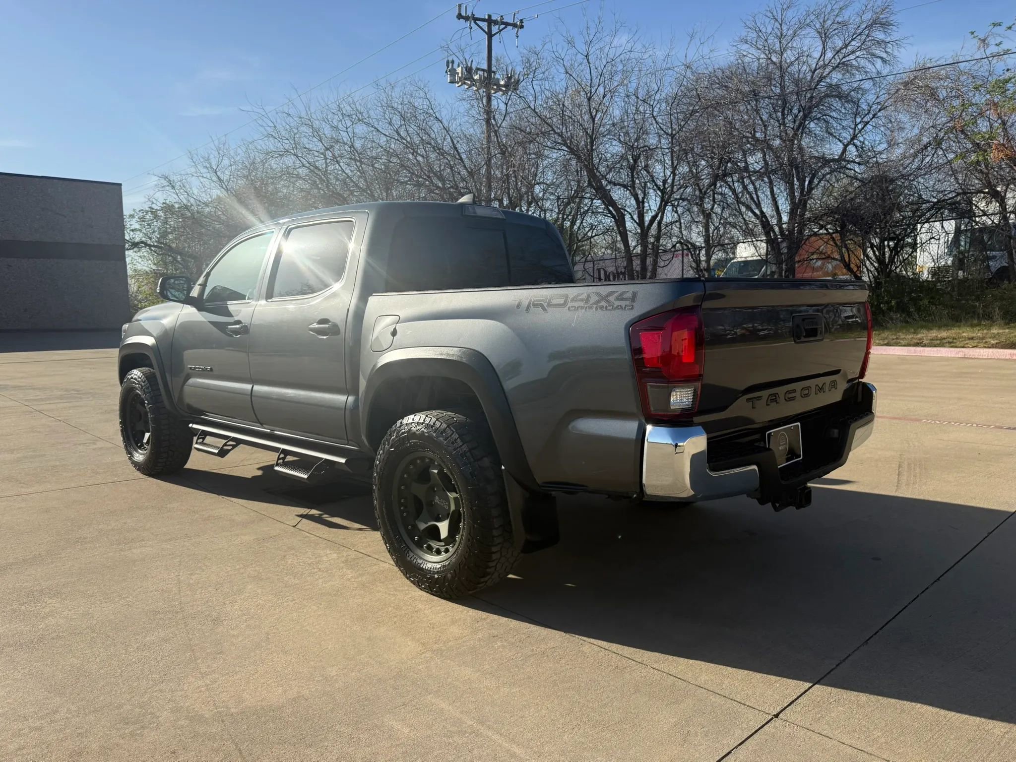 Used 2018 Toyota Tacoma TRD Off-Road AWD/4WD image 4