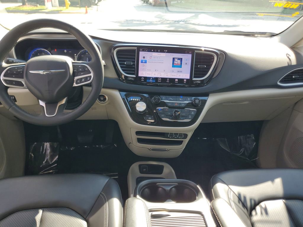 Used 2023 Chrysler Pacifica Touring-L FWD image 13