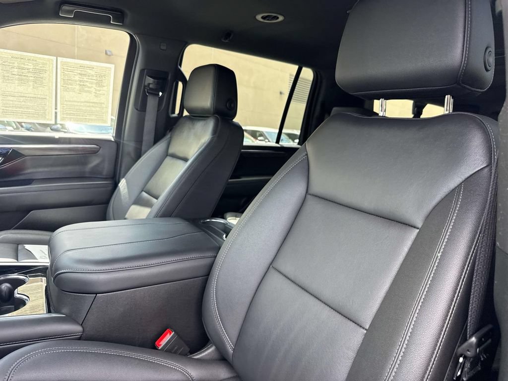 Used 2025 Chevrolet Suburban Z71 AWD/4WD image 25
