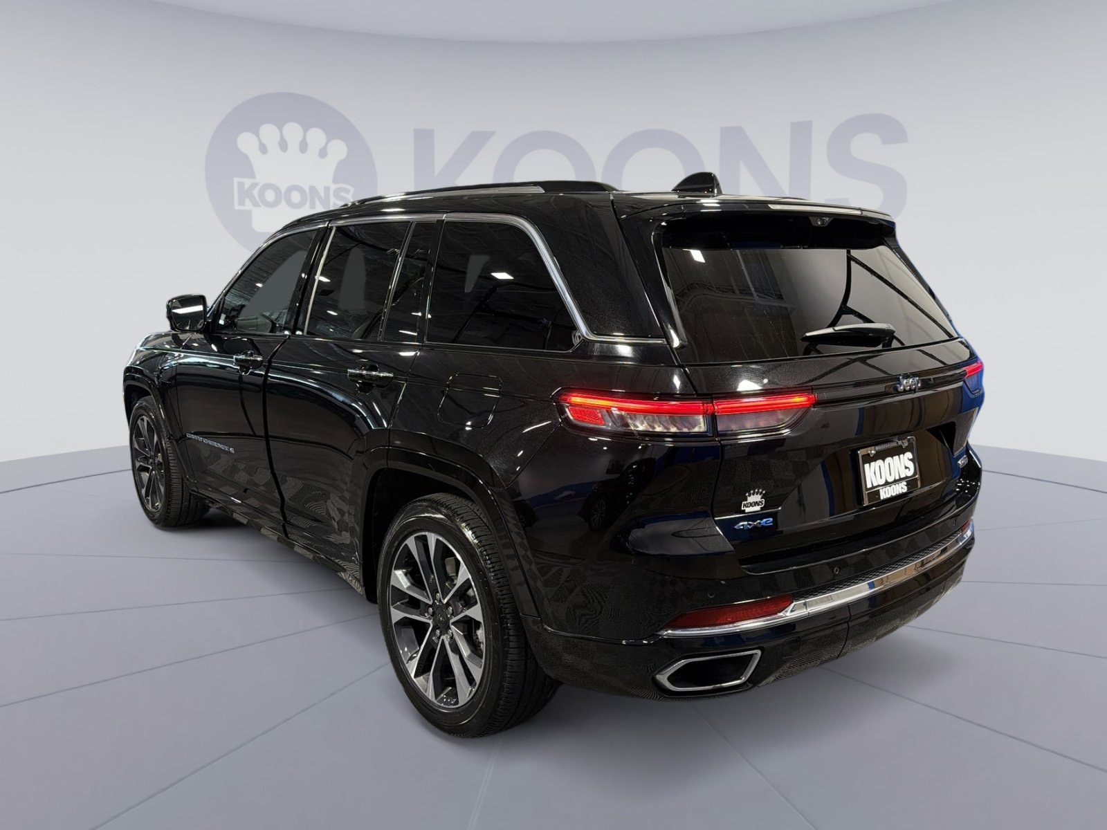 Used 2023 Jeep Grand Cherokee Overland w/ Luxury Tech Group IV AWD/4WD image 14