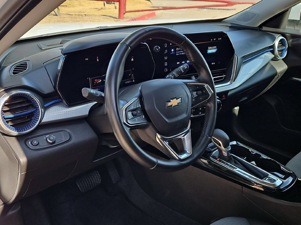 Used 2025 Chevrolet Trax LT w/ LT Convenience Package FWD image 15