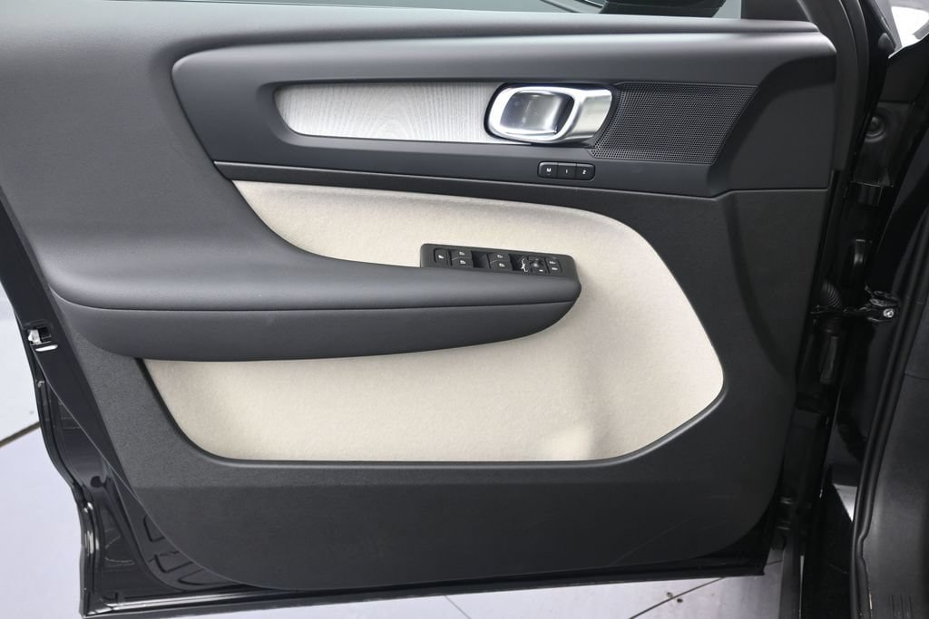 New 2026 Volvo XC40 B5 Plus w/ Protection Package Premier AWD/4WD image 10