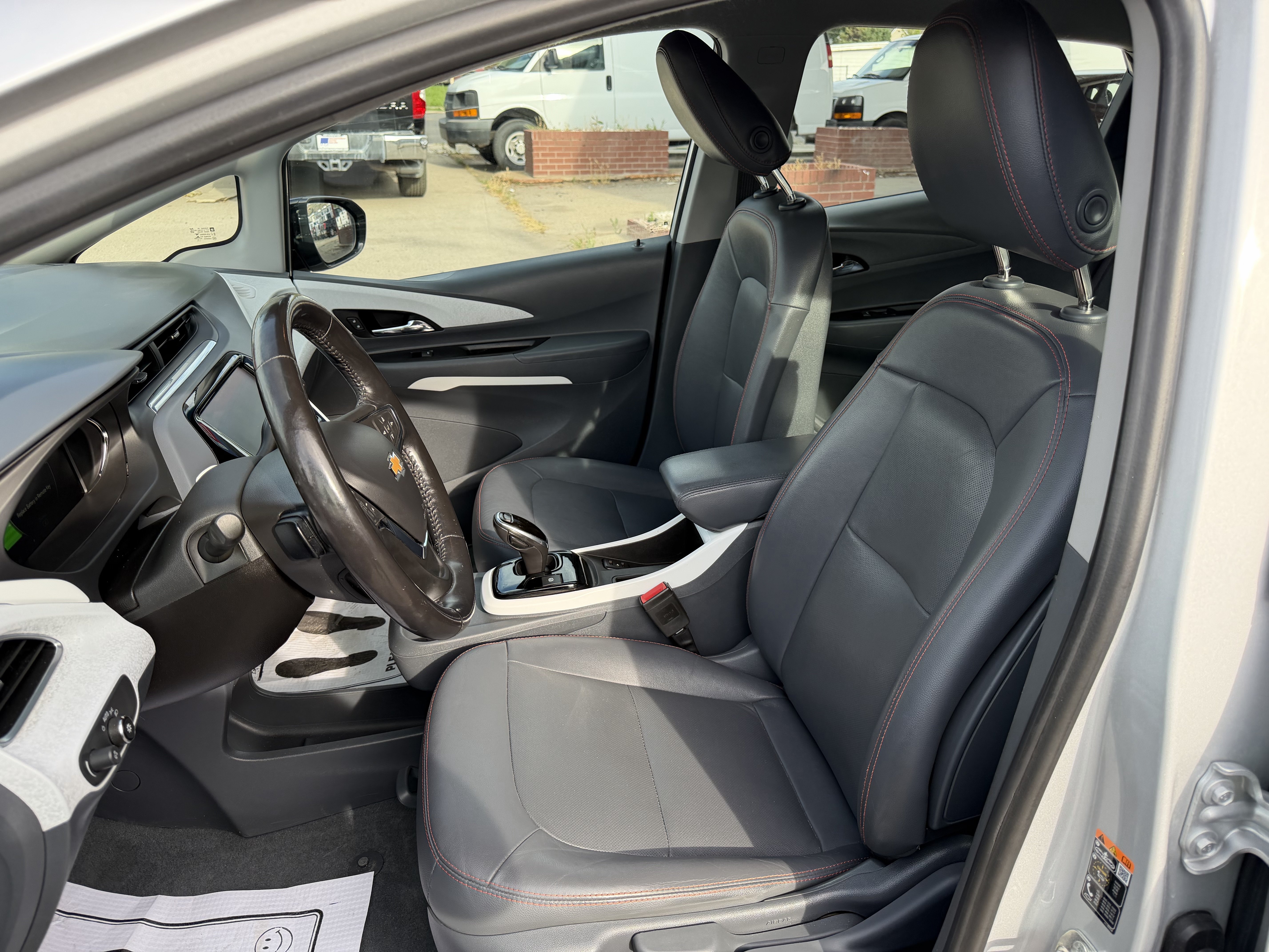 Used 2019 Chevrolet Bolt Premier w/ Infotainment Package FWD image 9