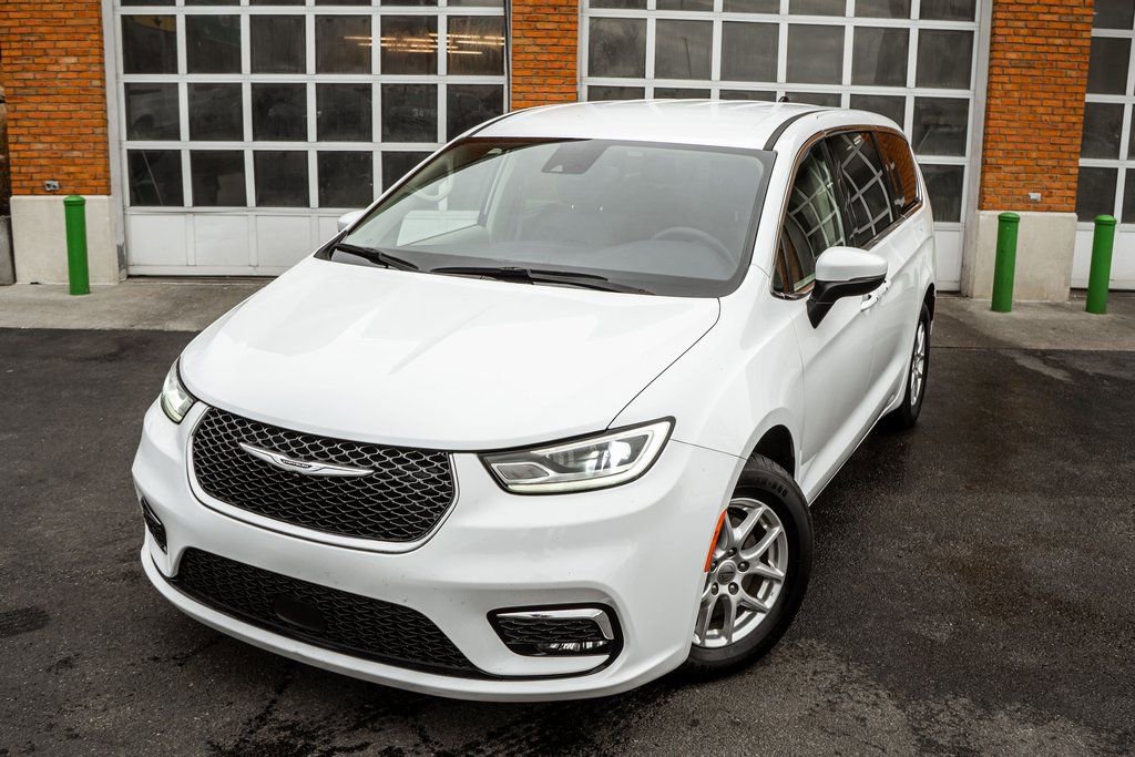 Used 2023 Chrysler Pacifica Touring-L FWD image 2