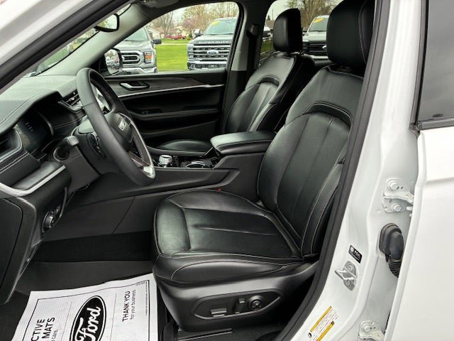 Used 2023 Jeep Grand Cherokee Limited w/ Black Appearance Package AWD/4WD image 12