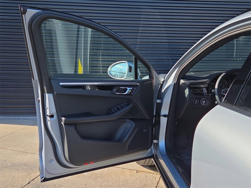 New 2026 Porsche Macan image 6